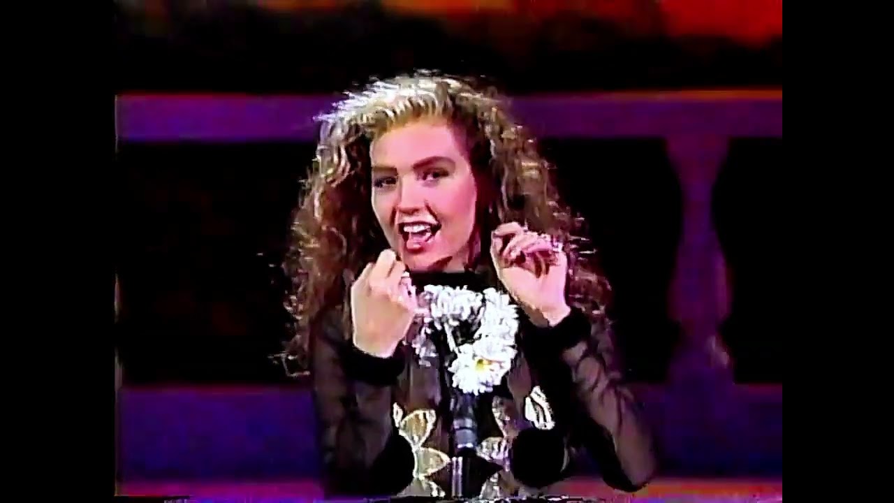 Thal&iacute;a - amarillo azul y talism&aacute;n en SIEMPRE EN DOMINGO Versi&oacute;n Tropical 1991