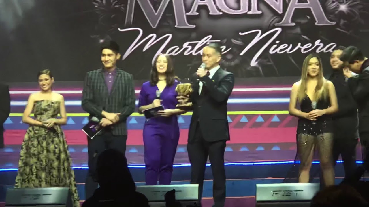 FUNNY. Martin Nievera kissed everyone onstage before accepting his MYX Magna 2018 Award