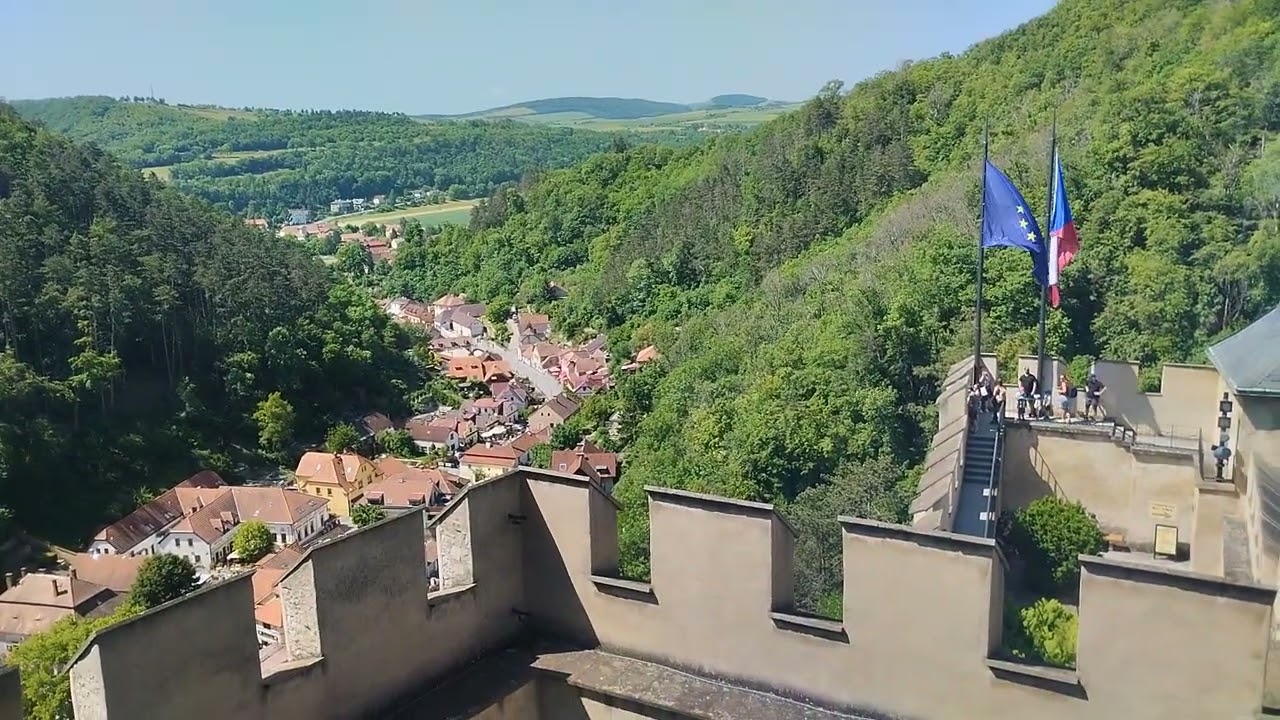 Ein Blick auf die mittelalterliche Burg Karlštajn in der Nähe von Prag