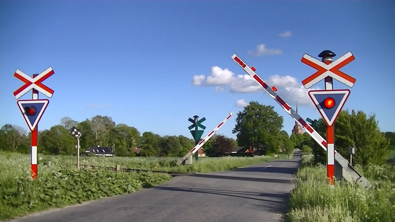 Spoorwegovergang Sakskøbing (DK) // Railroad crossing // Jernbaneoverskæring