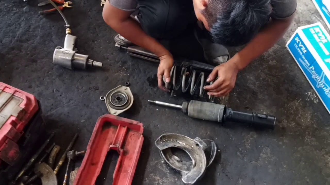 Front shock absorber replacement - SUZUKI Alto 800