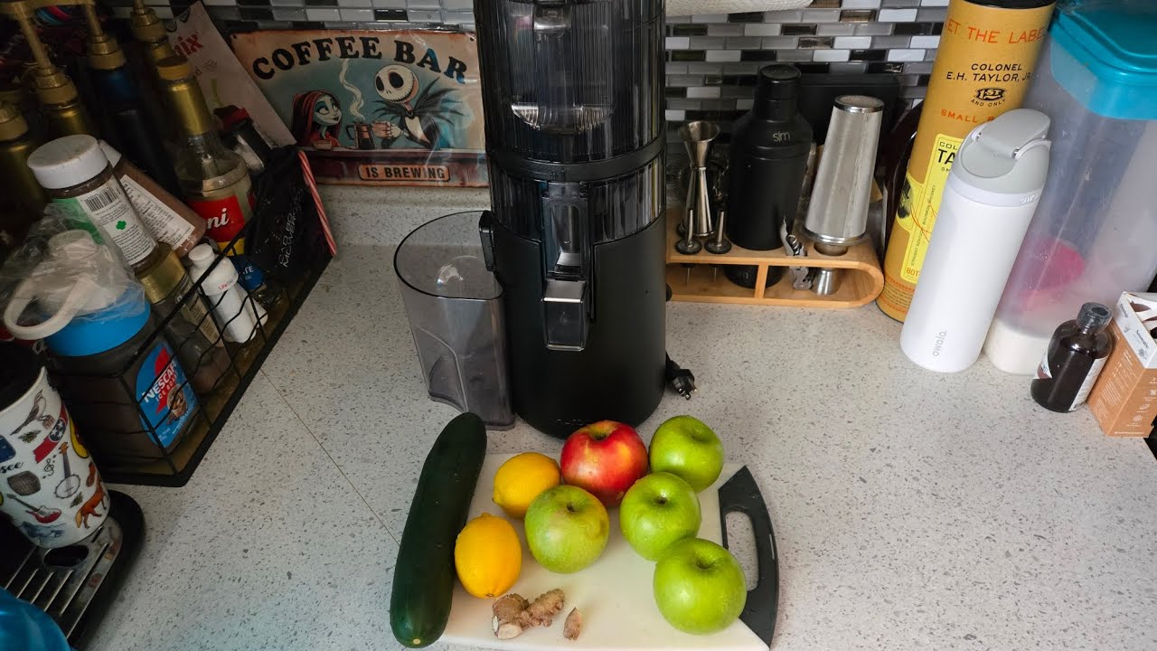 Another juice blend. Apples cucumber lemon ginger HUROM H70