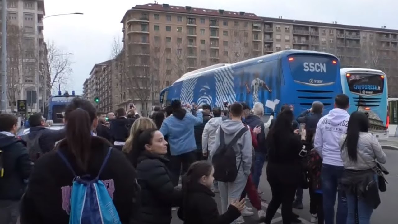 SSC Napoli lascia Torino: giocatori salutati da eroi 🙌💙 #TorinoNapoli