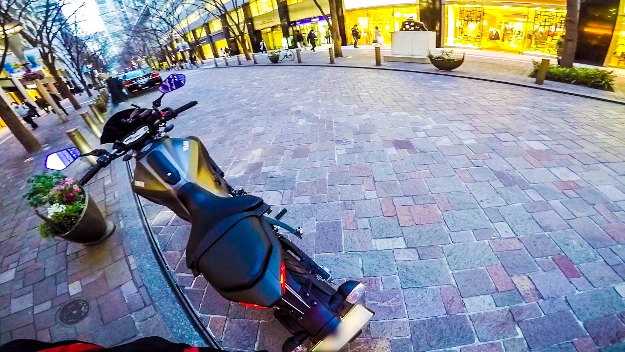 Akrapovic Exhaust Comparison ( Titanium / Carbon )