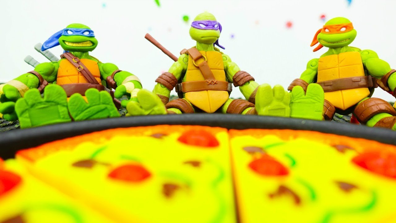 I giocattoli di Tartarughe Ninja e la sorpresa nel labirinto. Video e giochi per bambini.