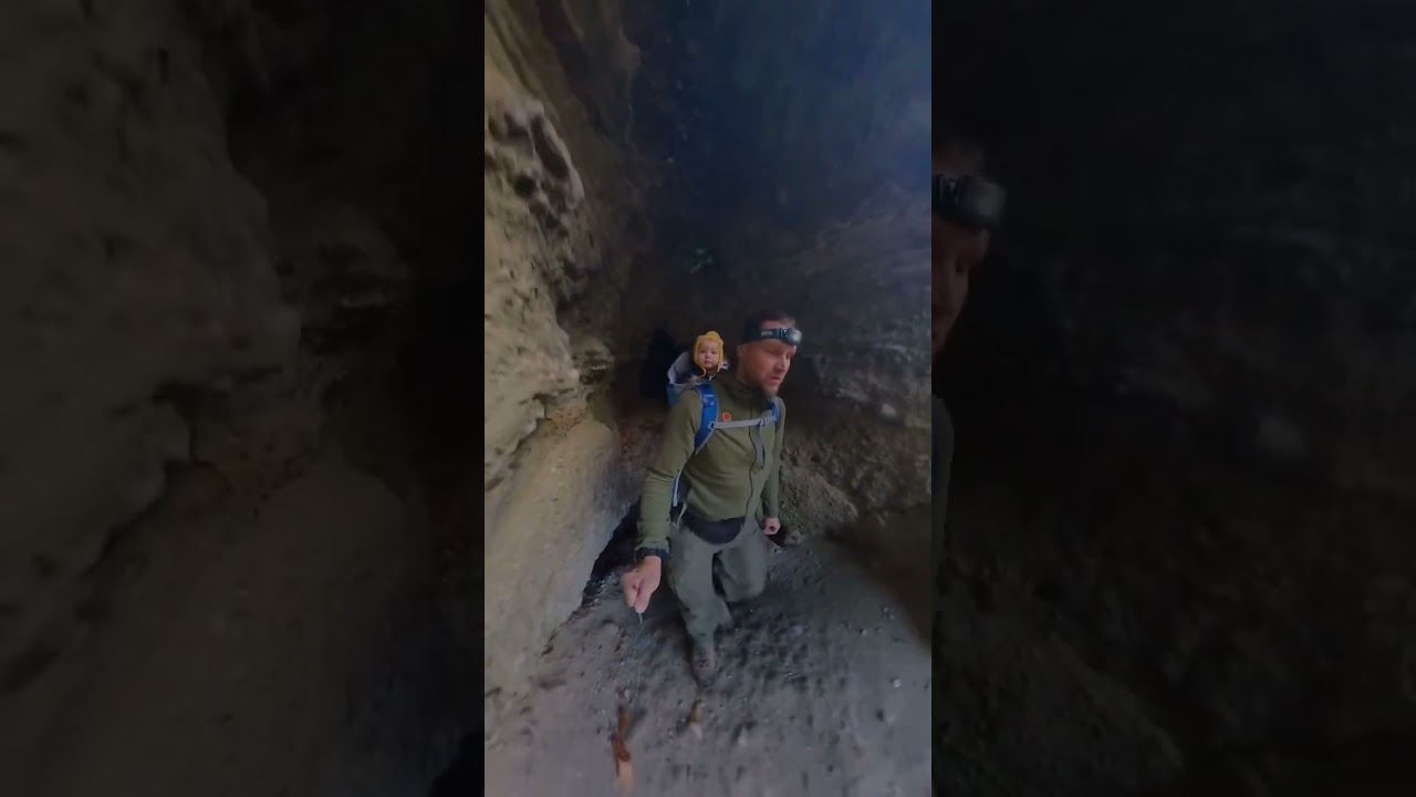 Шлыпра. Вертикальное видео. Заехали на машине, прошли с ребенком через пещеру.