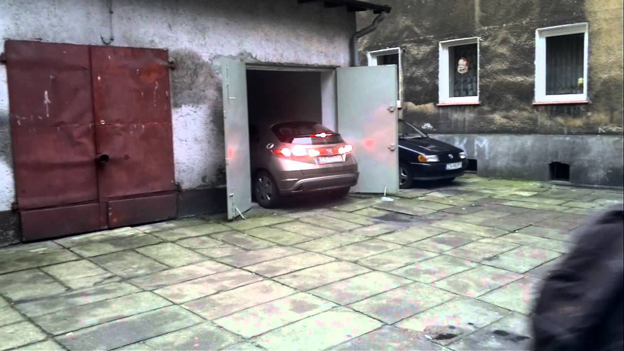 kobieta wyjezdzajaca z garażu...kto im daje prawo jazdy? .mp4