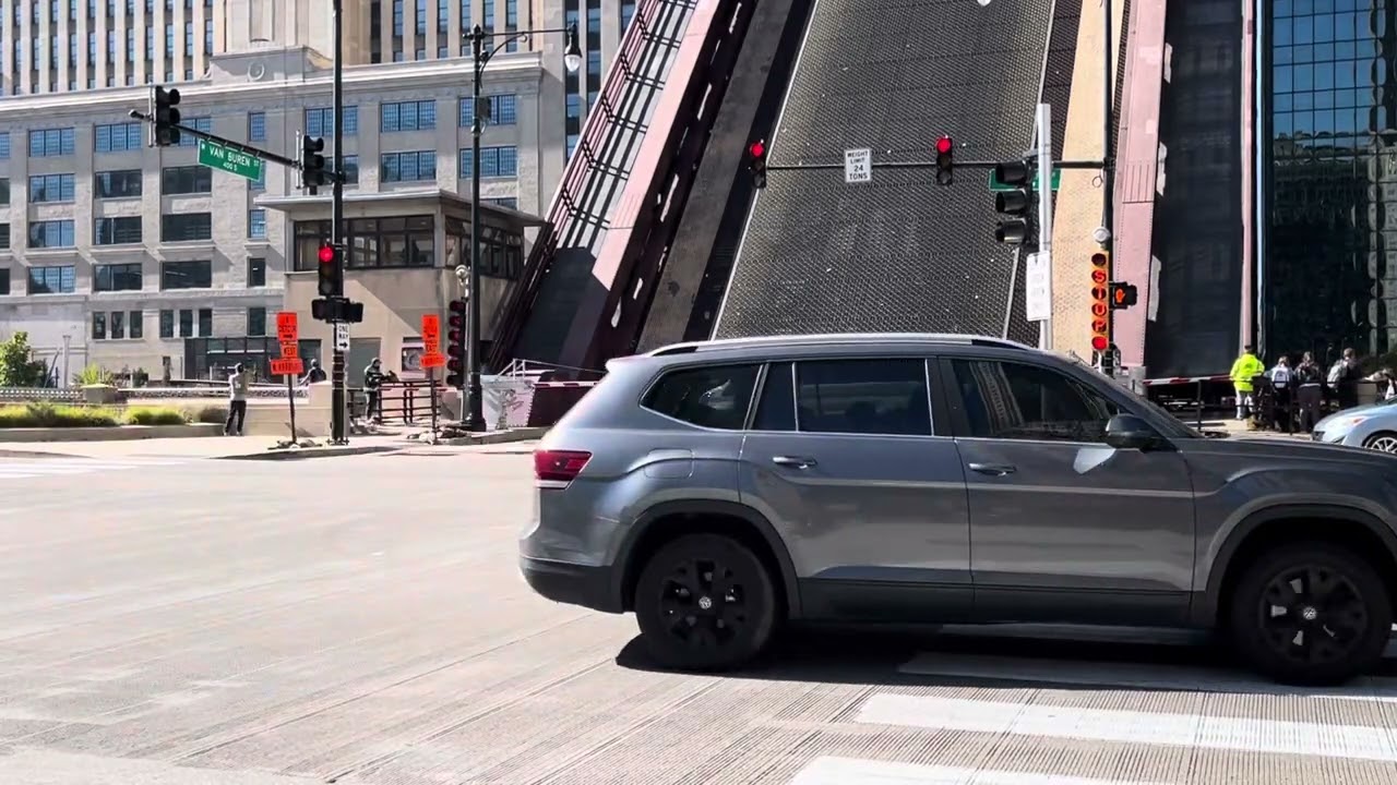 (WRRS 1203 Bell(on the signal to the left)) Van Buren St. Drawbridge in Chicago IL￼