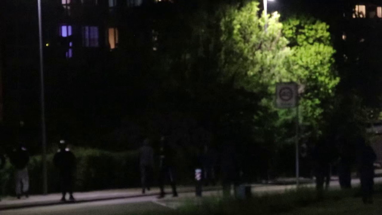 Politi beskydes med bomber&oslash;r og flygter