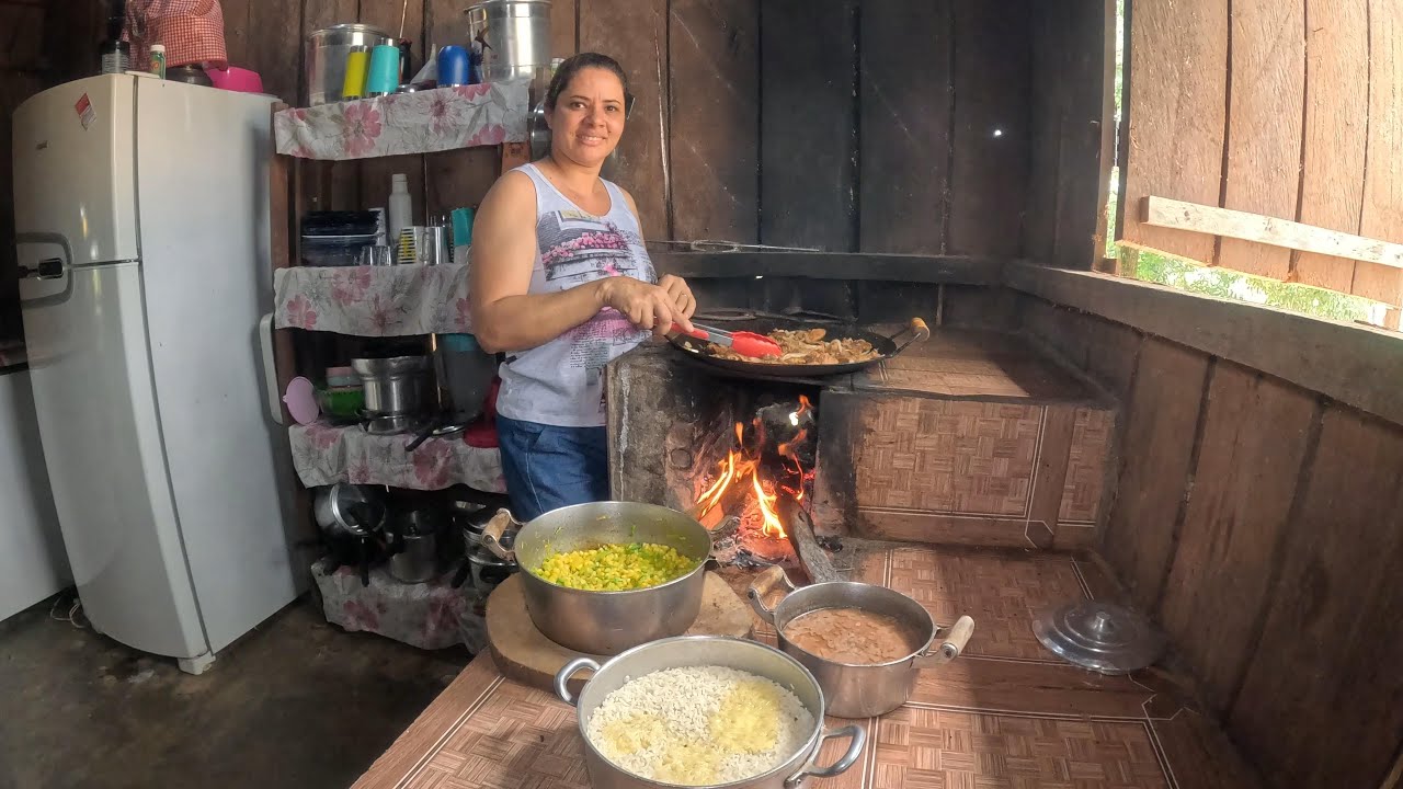 LEVANTAMOS SEDO E COMEÇAMOS A COSTRUÇÃO DA CAZINHA DO PINTINHOS
