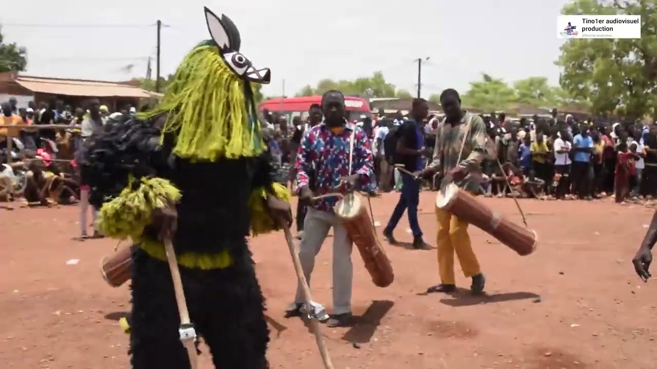 Dédougou FESTIMA 2024 La danse des masques en fibre de Tchiériba+