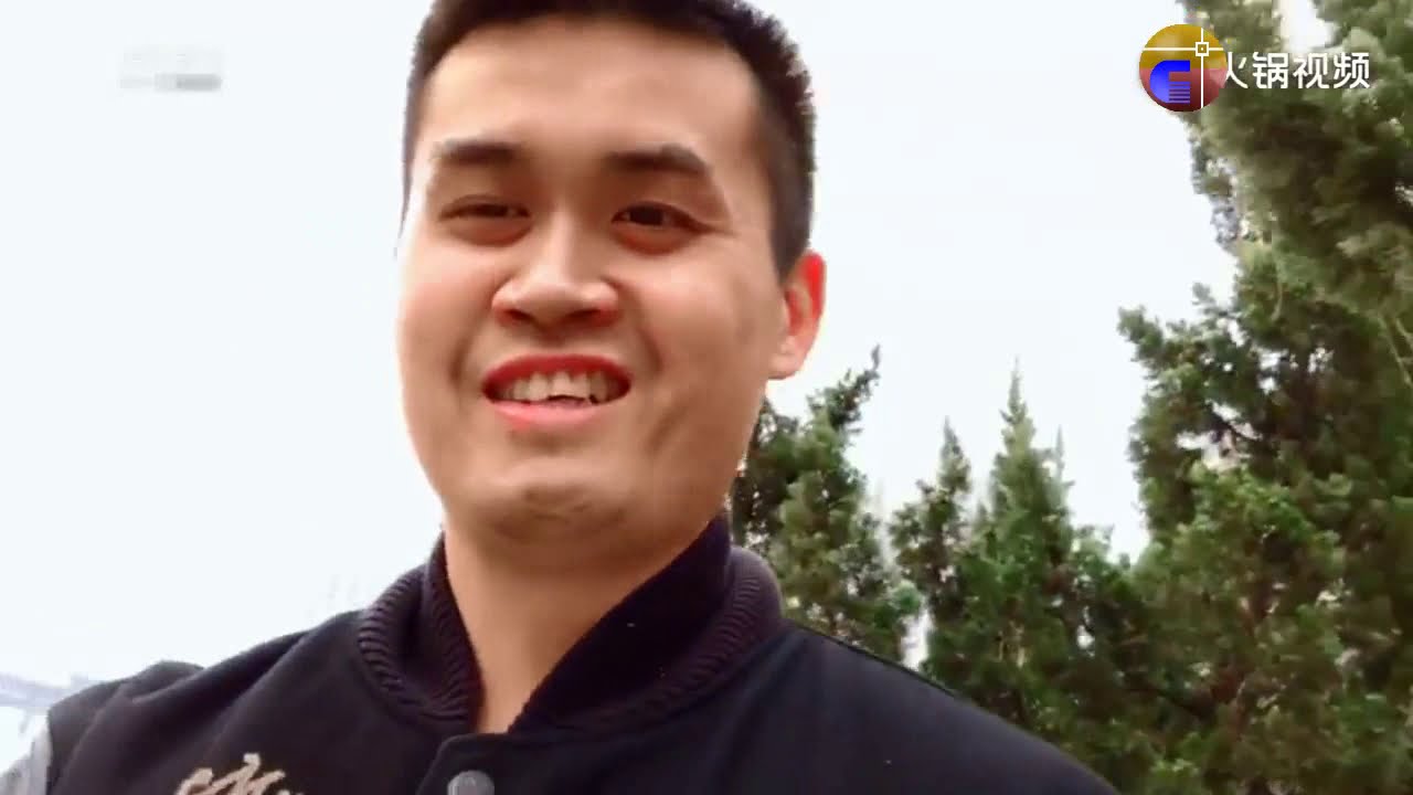 Vương Thiên Nhất đánh cờ trong công viên