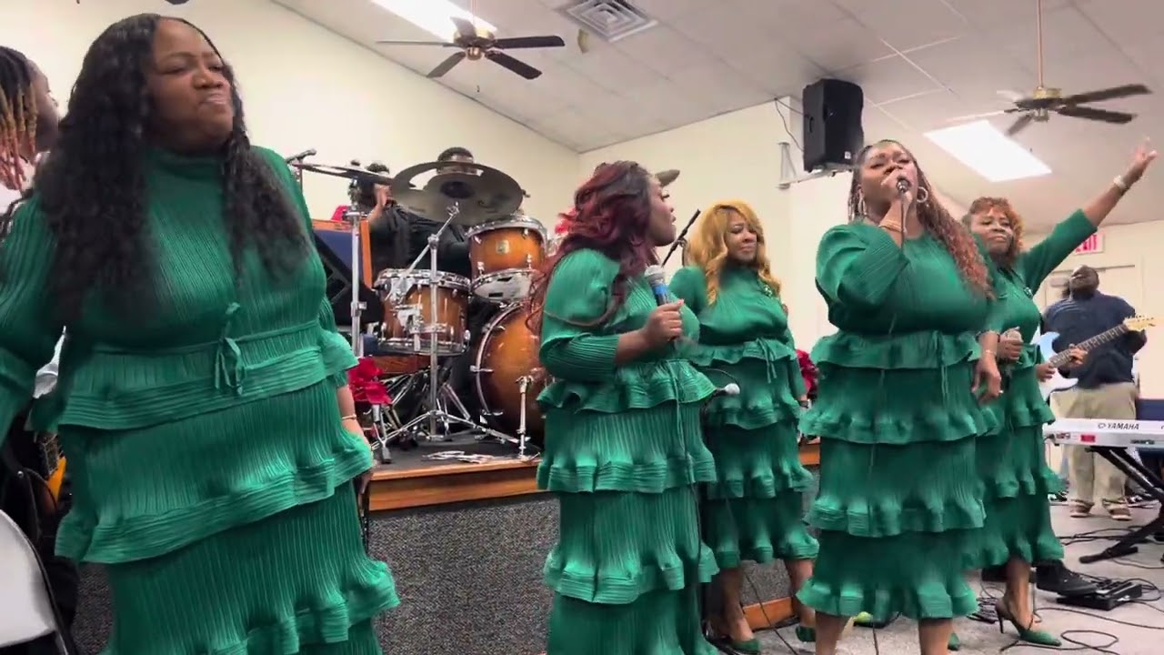 Lisa Knowles Smith & The Brown Singers LIVE at Jimmy Spivey’s Pre-Christmas Concert PART ONE