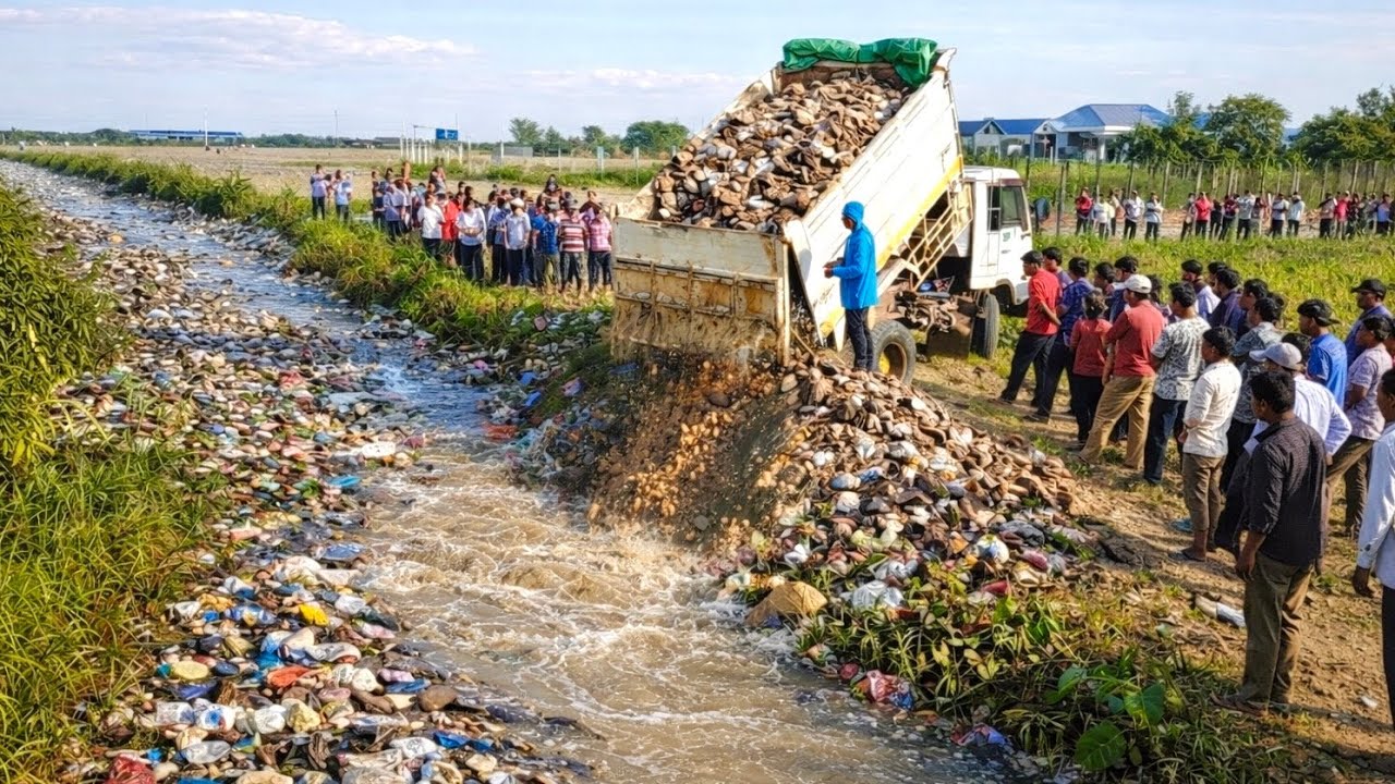Complete100% Activity Construction Delete System by Bulldozer Push & 5-T Dump Truck Unloading soil
