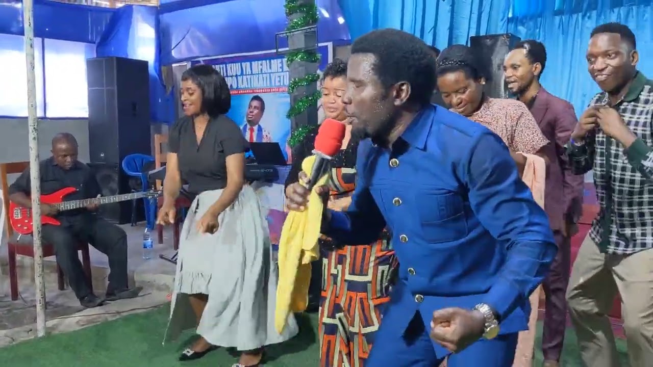 NJOO UONE UZURI WA YESU = EMMANUEL MGOGO _ Live Performance in SAUMU Church DAR ES SALAAM
