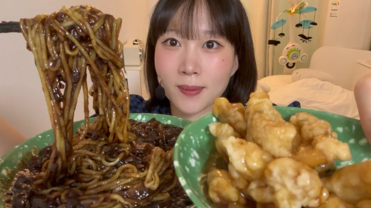 [Gari-eat ASMR] Korean Black Bean Noodles (Jjajangmyeon) & Crispy Tangsuyuk 짜장면 탕수육 먹방