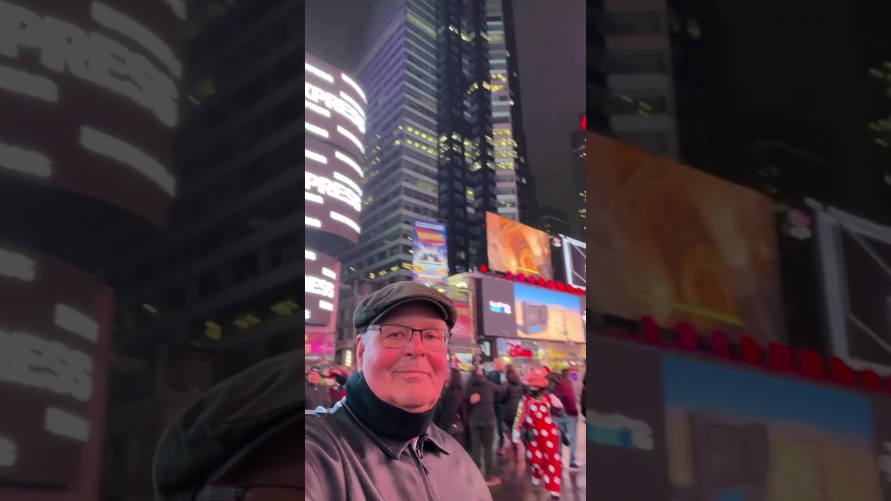 New York City: Times Square Sensory Overload #travel #travelvlog #nyc #timesquare
