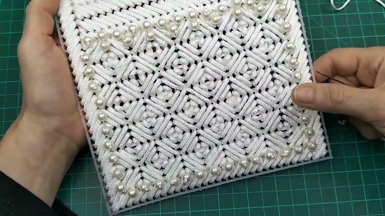 Отличная идея для вышивки бисером на пластиковой канве.