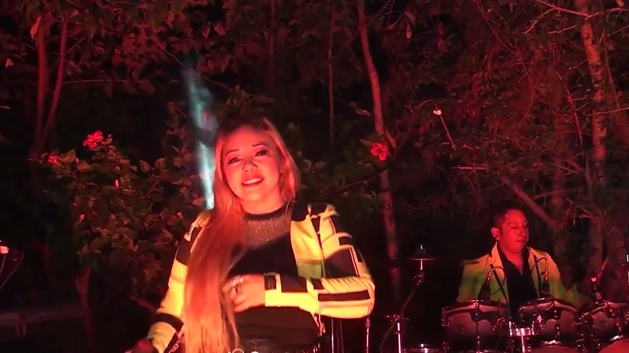 Silvia Y Los Gomez - Roberta (Video Oficial)