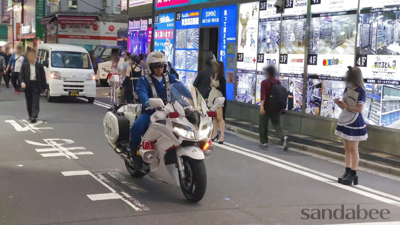 秋葉原メイド通りは絶好の待機場所白バイ取り締まり。Akihabara maid street is a great waiting place for  police motorcycle.
