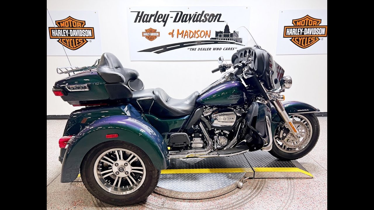 2021 Harley Davidson Tri Glide Ultra FLHTCUTG snake venom