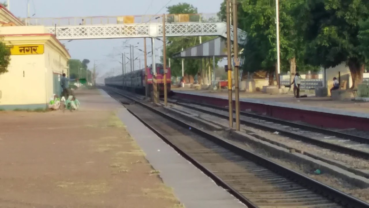 Avadh Express Running late By 9Hours.......Kanpur Tundla Heavy Traffic.....