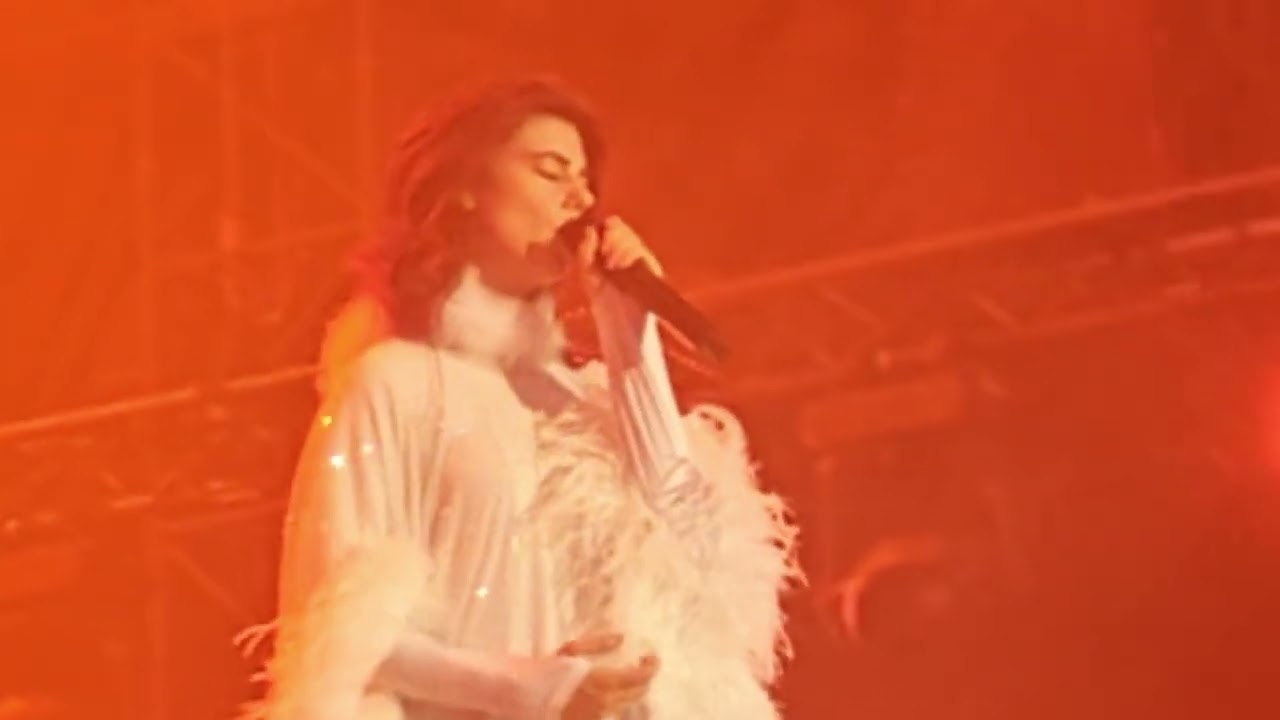Sylvie Kreusch - Daddy’s Selling Wine in a Burning House (Live at de Lokerse Feesten, Aug 2025)