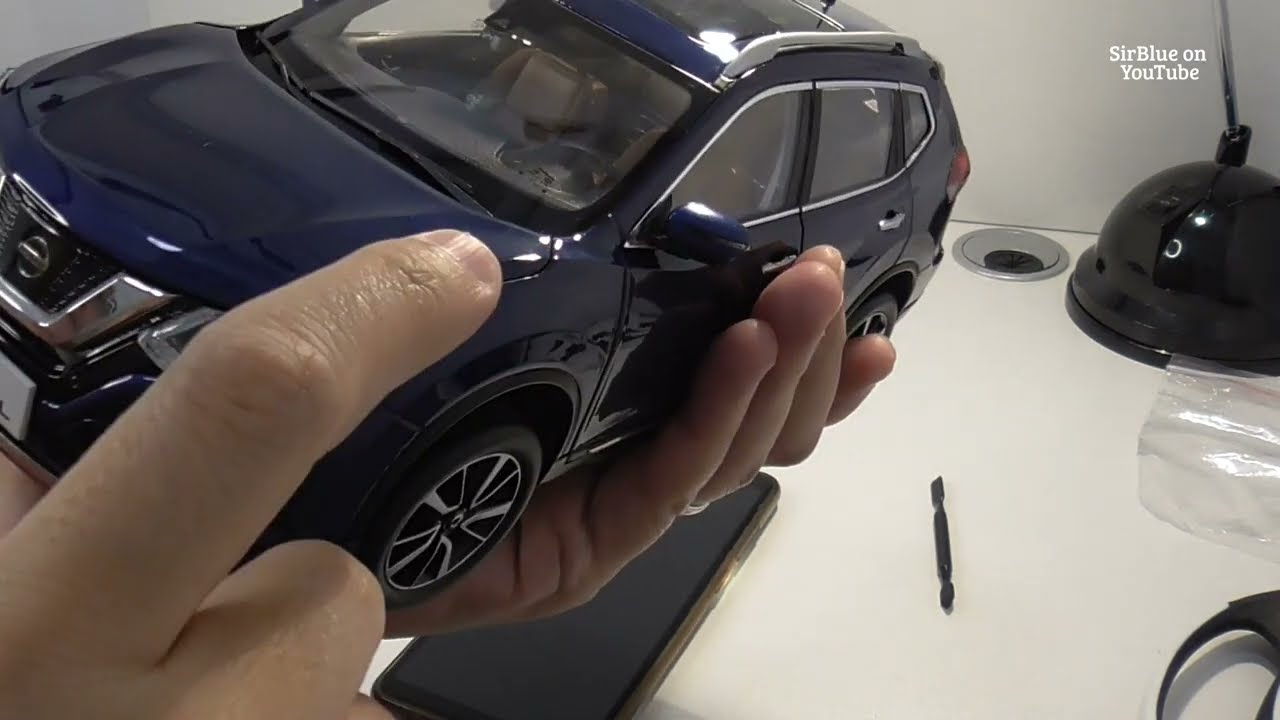 Nissan X-Trail 1:18 diecast model car unboxing
