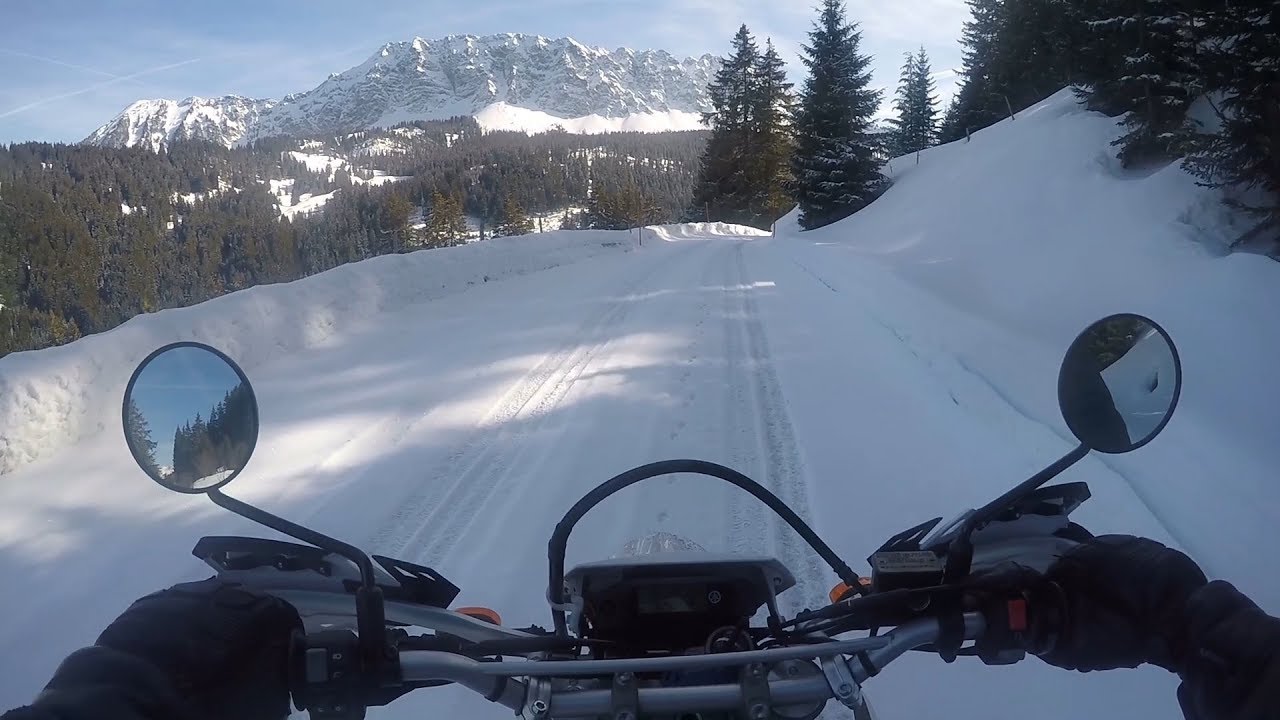 A moto sur la neige: pneus mixtes ou cloutés ?
