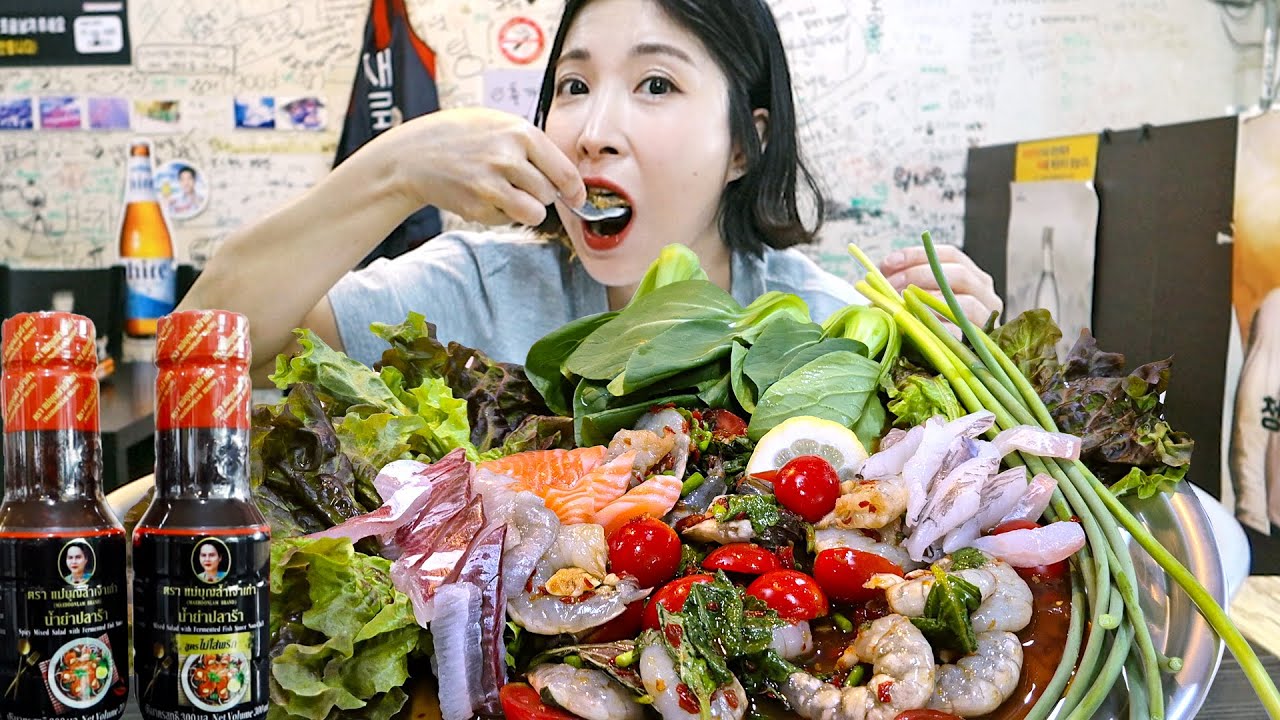 태국음식먹방 คนต่างชาติกินอาหารไทย กินยำซีฟู้ดทะเล แซ่บๆ ใส่ปลาดิบลงไปด้วย!!