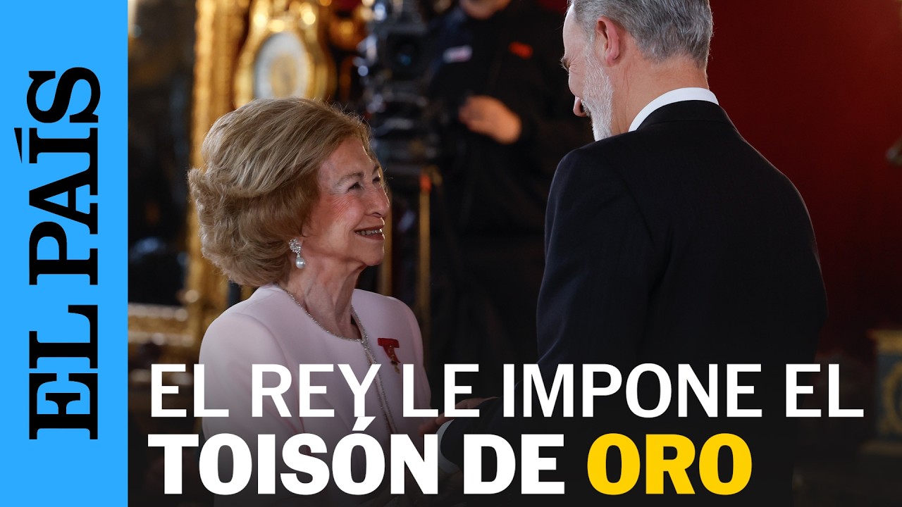 El rey Felipe VI impone el collar del Tois&oacute;n de Oro a su madre la reina Sof&iacute;a | EL PA&Iacute;S