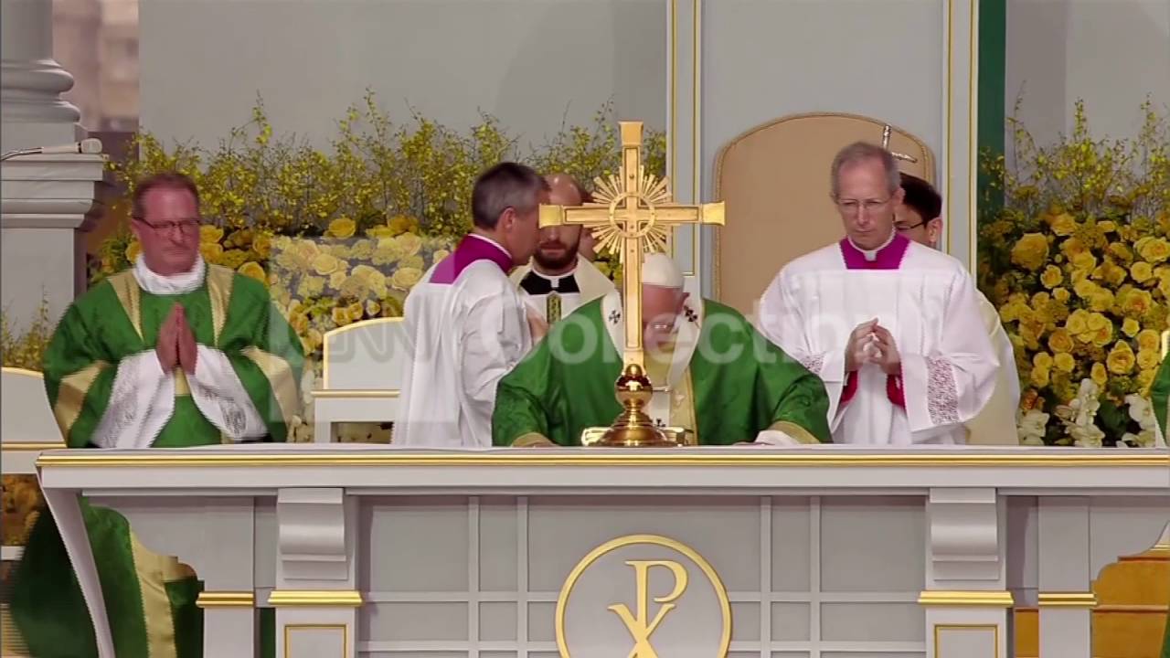 PA: POPE MASS/POPE ENTERS, AT ALTAR