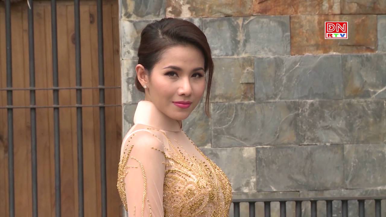 Áo dài Đình Tuấn vẽ tay được mang tên Tiến Vọng .