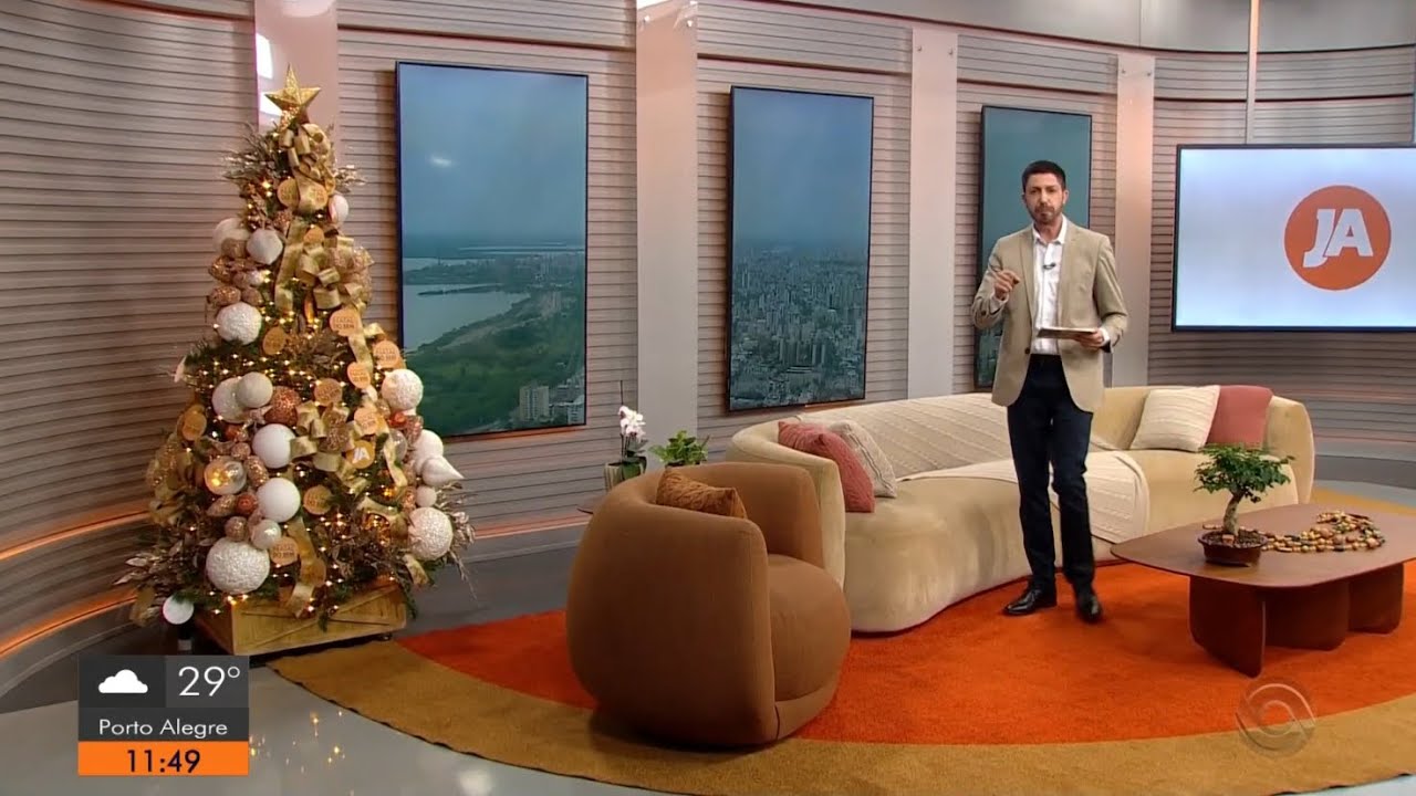(RBS TV) Jornal do Almoço | Escalada com árvore de Natal no estúdio | 25/10/2025