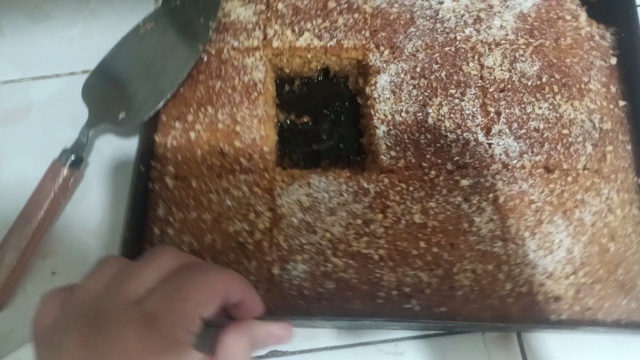 بسبوسة بنينة ومشربة حتى للقلب😋 جربي هد الوصفة ساهلة  ماتندميش عليها👍بالقاوقاو جوز الهند (مادكوكو)