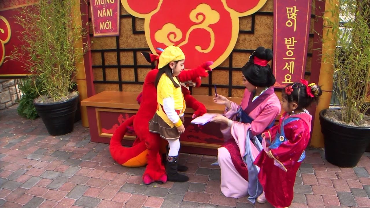 yaky and ximena meeting mulan mushu at disneyland