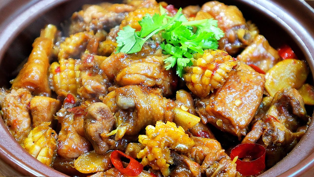 鮑魚燜雞好吃有秘訣，肉質滑嫩湯汁濃郁，唇齒留香，一大鍋不夠吃