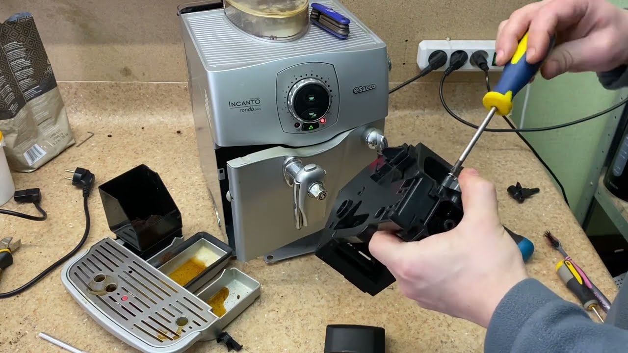 Ремонт кавомашини. Заміна помпи. Saeco Incanto rondo.