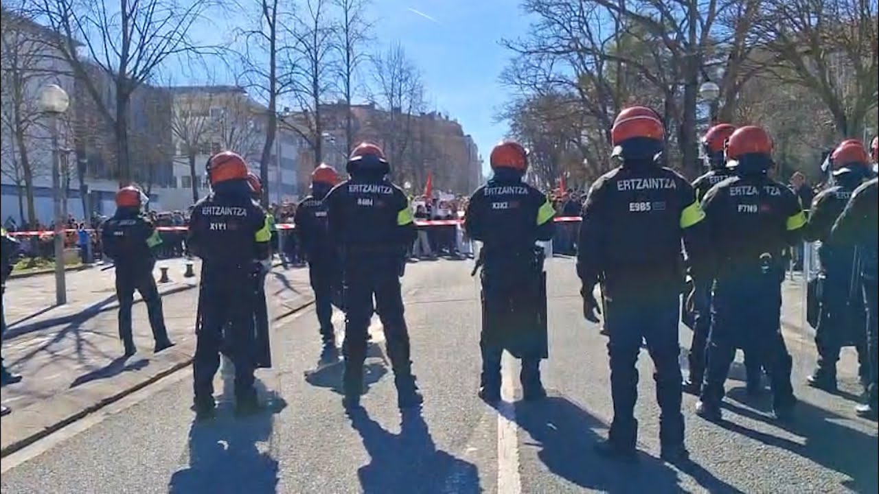 La Ertzaintza blinda la Universidad en Vitoria para evitar un choque entre alumnos 'antifa' y seguid
