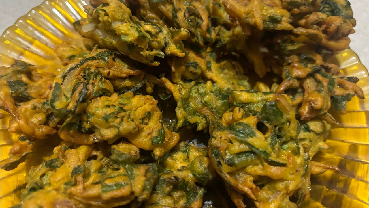 Ramdan mai iftari mai bnaye palak pyaz or hari mirch 🌶️ ke mix pakodey or enjoy krey 
