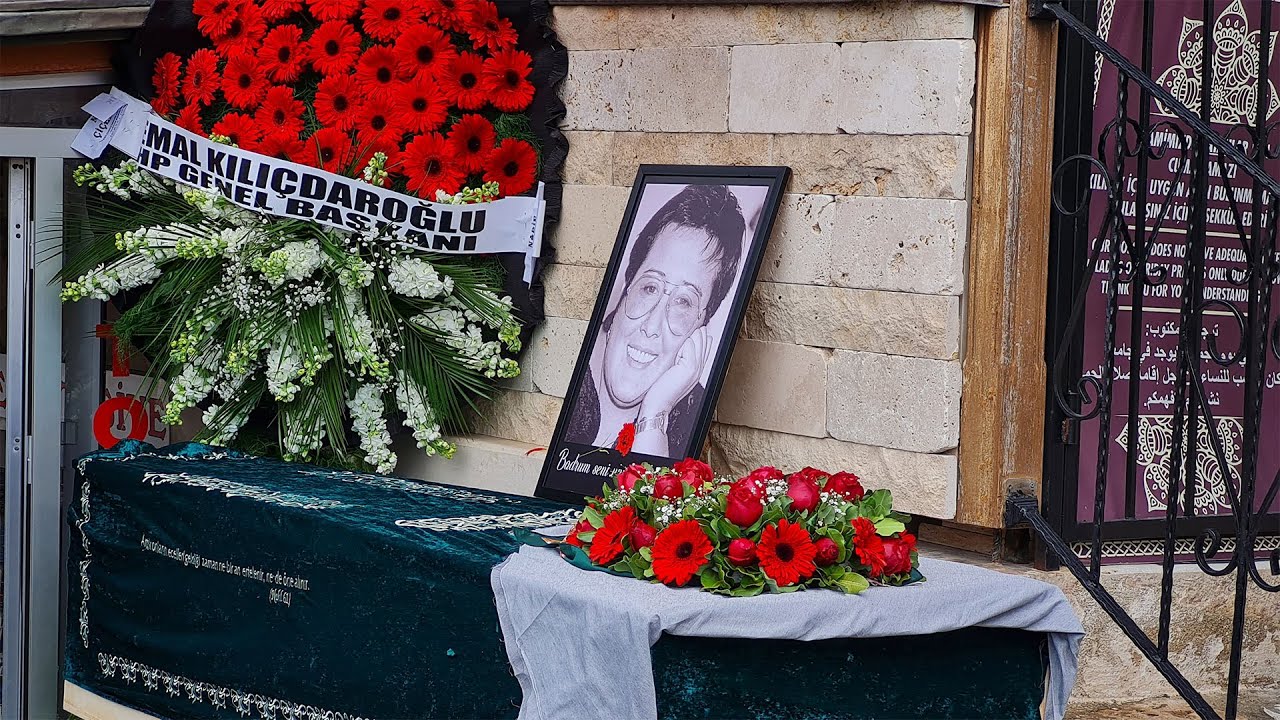 Akrep Nalan son yolculuğuna uğurlandı! Cenaze töreninde sanatçı dostları yalnız bıraktı