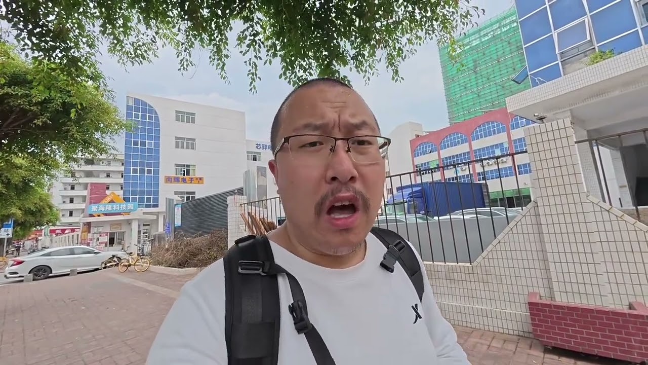 现在工作有多难找？老哥来到了东莞石竭镇，看见一堆老哥在公园里打地铺