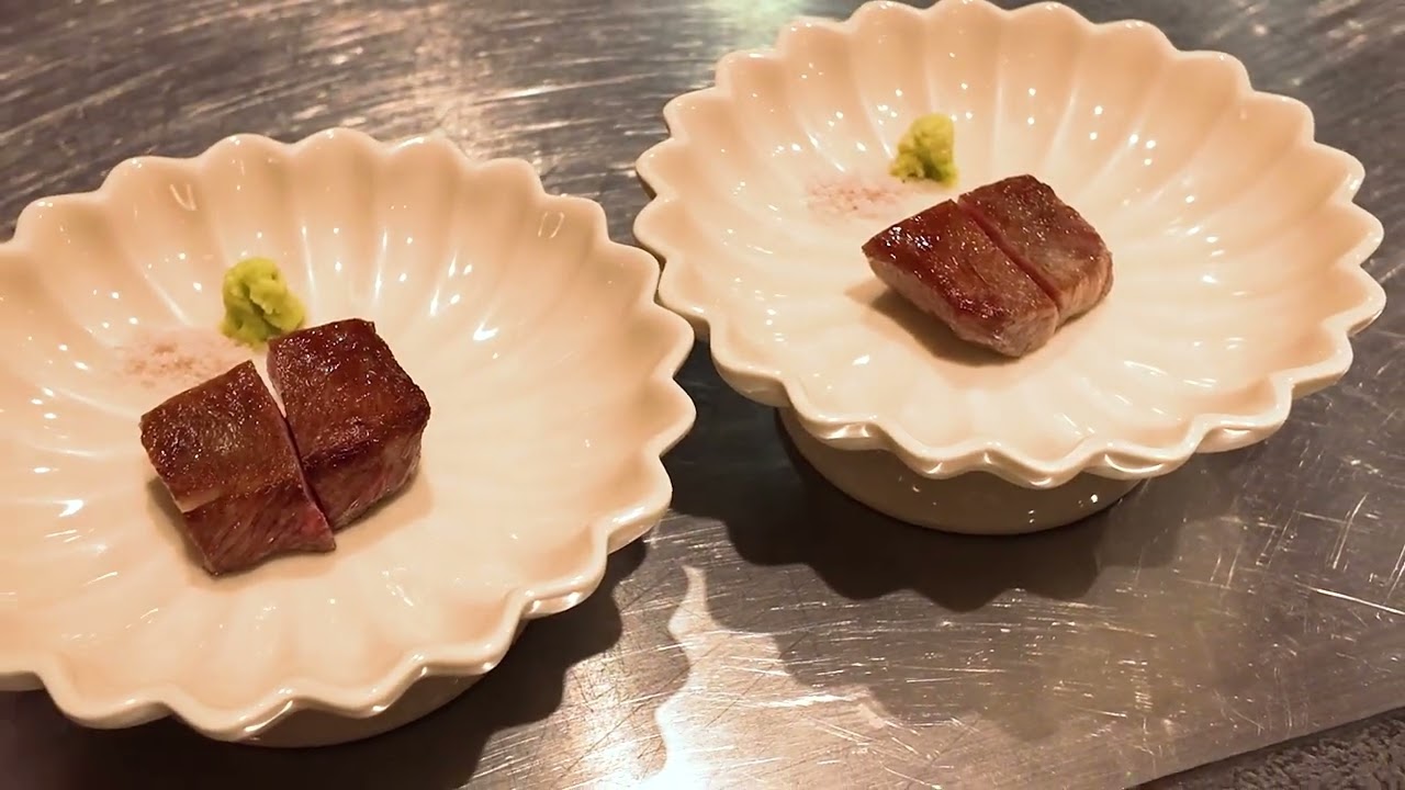 В Hasegawa Bettei Ginza вы сможете насладиться представлением обработки говядины Вагю.