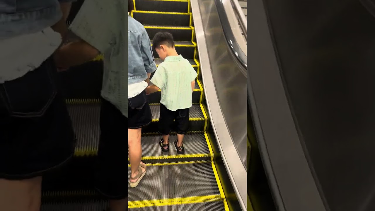 Nhật Minh Conan mua vé xong đi tàu điện me tro