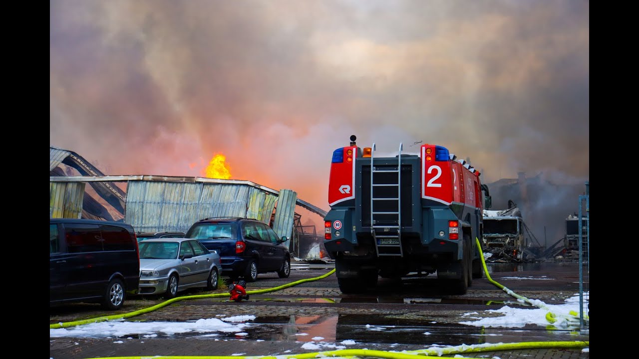 Großbrand in der Bundeshauptstadt Zahlreiche Lagerhallen in Berlin-Tegel stehen in Flammen