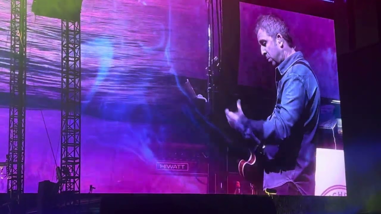 Champagne Supernova - Toronto night 1