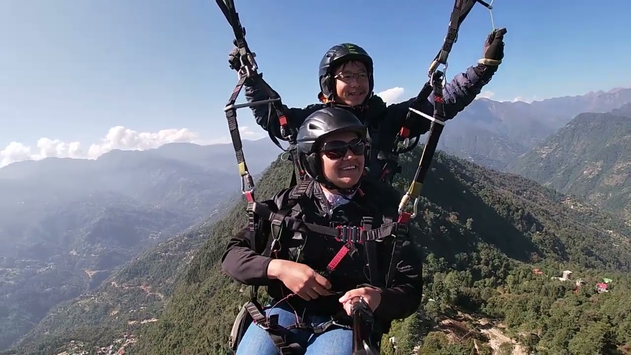 Deepa paragliding