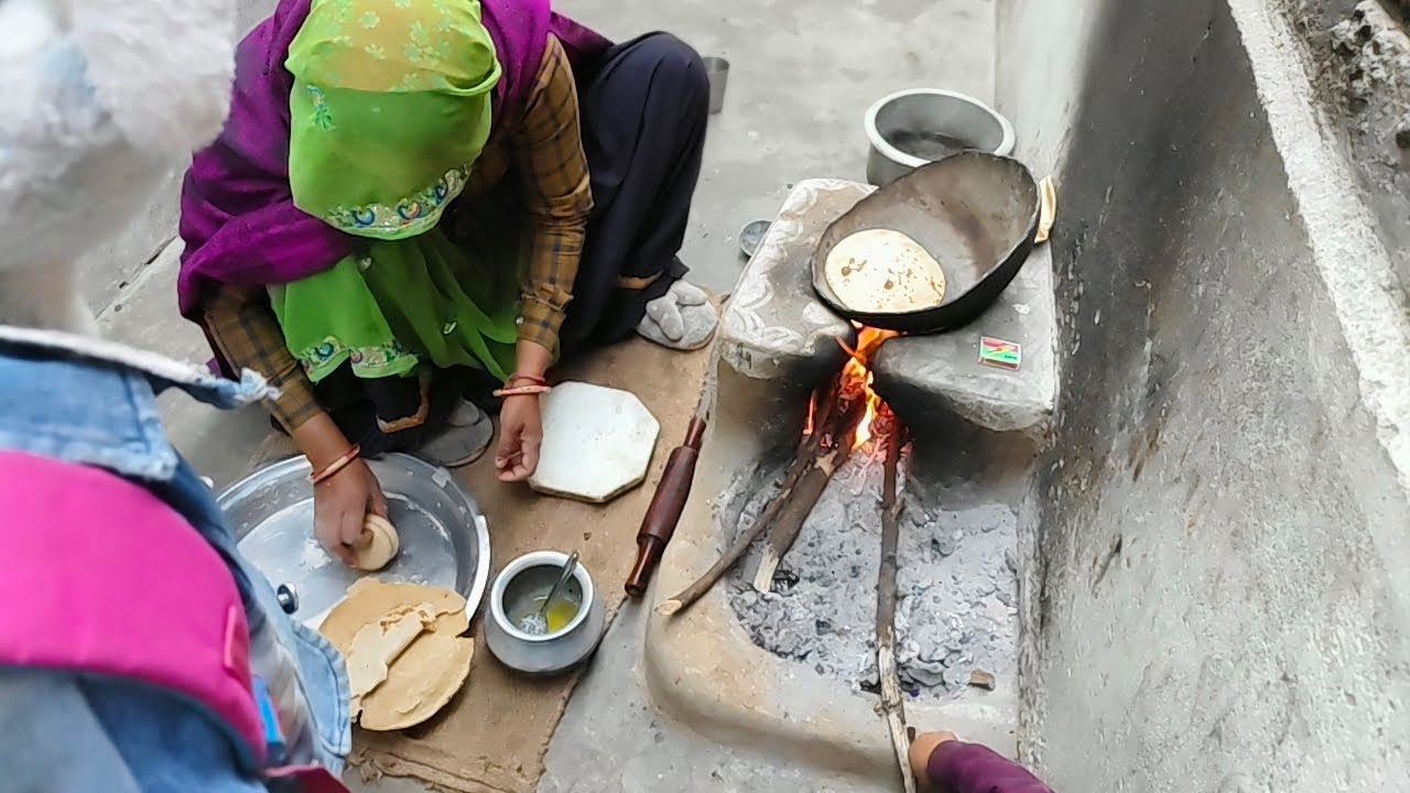 रोटी: Village Food - YouTubeसुबह की दिनचर्या: Village Woman Making Roti 