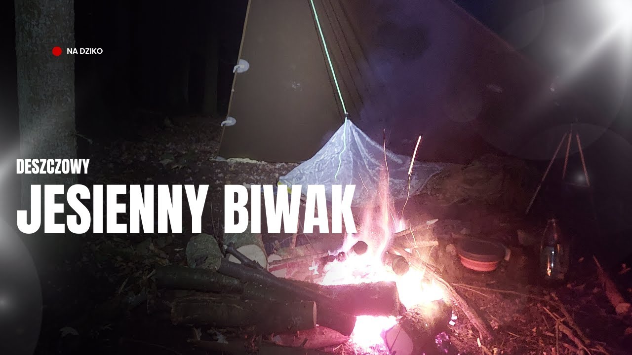 Jesienny biwak. Deszczowa noc w lesie.