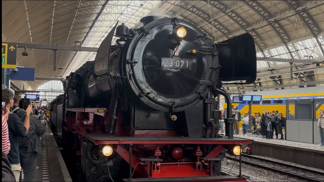 Stoomtrein op Amsterdam Centraal Station
